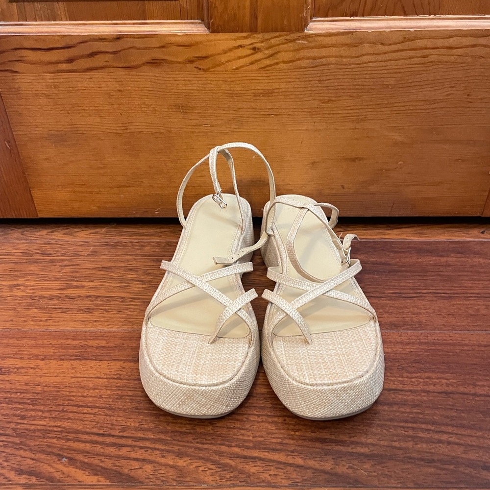 NWOT Abercrombie & Fitch Cream Platform Sandals